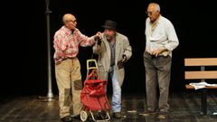 Bautista (primeiro pola dereita), durante unha das representaci�ns co grupo de teatro Airi�os.