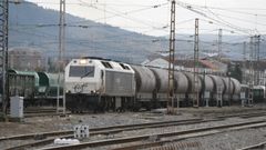 Un tren de mercanc�as saliendo de la estaci�n de Monforte, en una imagen de archivo
