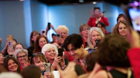 Dimash Qudaibergen, arropado por sus fans, a quienes llama Dears, en su primera visita oficial a España, hace casi un mes