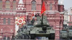 Vista de un tanque T-34-85 de la poca sovitica que desfila con motivo de los ensayos del Da de la Victoria, que conmemora el fin de la IIGM, en la Plaza Roja de Mosc, este sbado. 