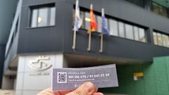 Uno de los papeles de cita previa de la Seguridad Social en su sede en Vilagarc�a de Arousa, en una imagen de archivo.