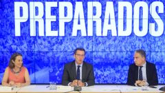 La portavoz en el Congreso, Cuca Gamarra, el l�der del PP, Alberto N��ez Feijoo y el coordinador general del partido, El�as Bendodo, presidiendo la reuni�n del Comit� Ejecutivo Nacional