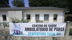 Pancarta colocada el a�o pasado en demanda de la reapertura del centro m�dico de Parga