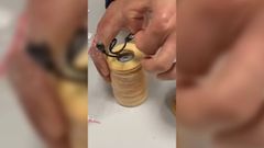 Imagen de un v�deo en el que extraen un peque�o m�vil de un paquete de galletas