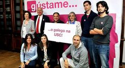 Os participantes na presentaci�n da campa�a xa se fotografaron cun dos lemas dispo�ibles.