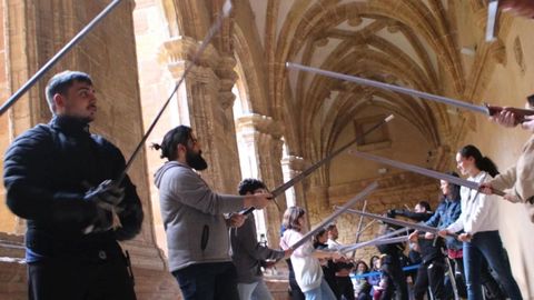 Uno de los momentos de la exhibicin de esgrima en el Claustro del Museo Arquelogico de Asturias