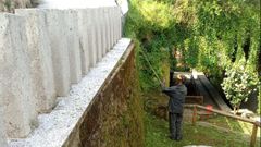 Un operario, trabajando en la limpieza de una zona verde.