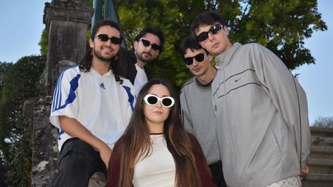 De esquerda a dereita: Daniel Balsa, Jose S&aacute;nchez, Lara L&oacute;pez, Antonio Bouxo e Adri&aacute;n Caride, os cinco compo&ntilde;ente da banda.