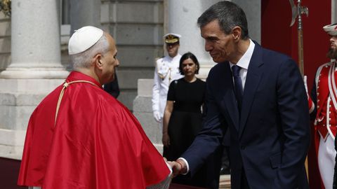 El papa Le�n XIV y Pedro S�nchez en la plaza de la Armer�a del Palacio Real de Madrid.