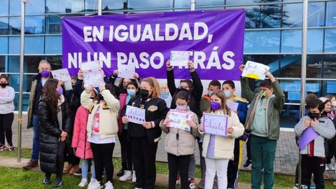 Escolares de Gozn durante un acto del 8M