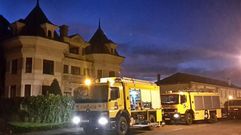 Camiones de bomberos ante la vivienda incendiada en Navia