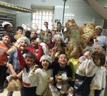Una treintena de alumnos del colegio de Corvill�n visitaron ayer la panader�a A Modia (Cambados) para ver en vivo y en directo c�mo se hace el pan, de todas formas y tama�os, y se elaboran los cruasanes. 