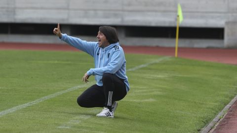 Secho Mart�nez, dando instrucciones a pie de campo en San L�zaro