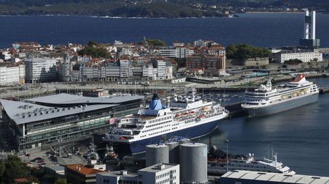 Dos cruceros, atracados en el muelle de Trasatlnticos de A Corua (foto de archivo)