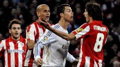 Cristiano Ronaldo, rodeado en Bilbao