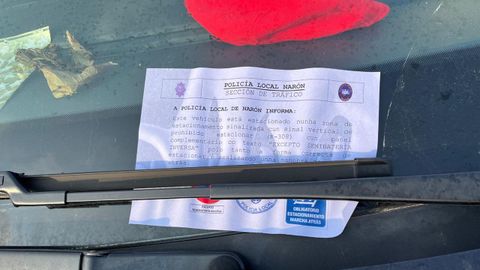 Aviso de la Polic�a Local a un coche mal aparcado en el estacionamiento del centro de salud de Nar�n. 