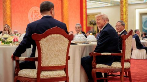Trump hace un gesto de aprobaci�n a Xi en el banquete de estado.