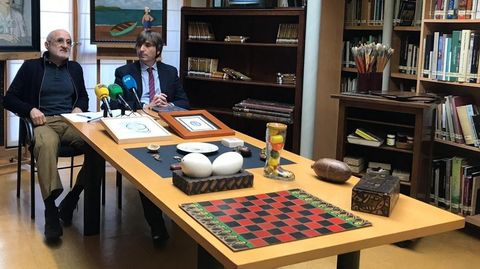 Gonzalo Suarez, a la izquierda, junto a Alfonso Palacio, en el Museo de Bellas Artes de Asturias