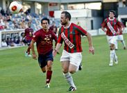 Roberto Prieto corre hacia su �rea para impedir un avance del Pontevedra.