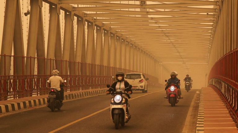 Ambiente cargado de humo en Indonesia por la ola de incendios.