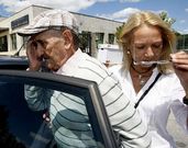 Antonio Lopes Gon�alves con su hijastra, Mar�a Alves.