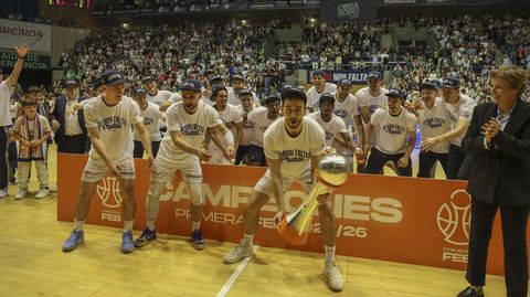 Leo Westermann levanta en Sar la copa de campeones.