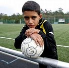 Mohamed Fadel posa para La Voz en un campo de f�tbol. 