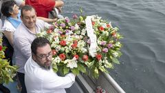 Marcos Pasantes, el da del Carmen, con el prroco, Eduardo Puga (con gafas), lanzando flores al mar en recuerdo de los marineros fallecidos