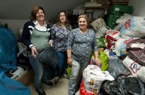 <span lang= es-es >Un local de Santa Cecilia como almac�n</span>. Merce Iglesias, Noemi Espindola y Mar�a Sanjurjo, ayer, en el espacio en el que guardan las donaciones, poco antes de entregar un cargamento de ayuda a los bomberos para la campa�a solidaria para refugiados que est�n llevando a cabo. 