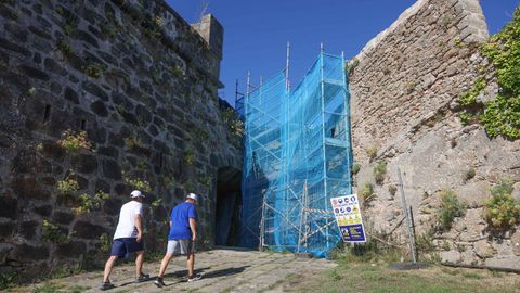 El castillo de San Felipe, en Ferrol, rodeado de andamios en una foto tomada este jueves.