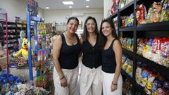 Lauri Fern&aacute;ndez, Laura Enr&iacute;quez y Paola Fern&aacute;ndez, son madre e hijas y propietarias de la tienda de chucher&iacute;as Trangall&aacute;n