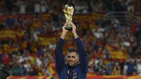 El centrocampista de la selecci�n espa�ola, Rodrigo, ofrece el trofeo de Campeones del Mundo antes del inicio del partido de la Liga de Naciones de f�tbol entre Espa�a y Rep�blica Checa, este s�bado en el estadio Carlos Tartiere de Oviedo