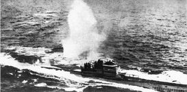 El submarino �U-966� recibiendo una carga de profundidad. 
