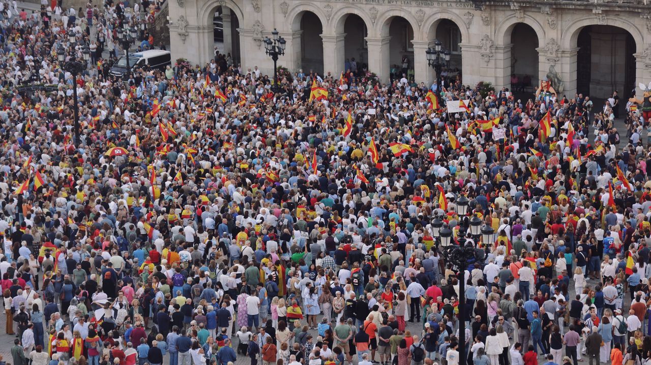 Multitudinaria concentración por Ceuta en María Pita
