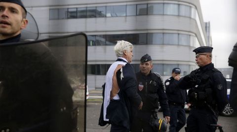 Pierre Plissonnier, director de Air France en Orly, casi sin camisa, también.
