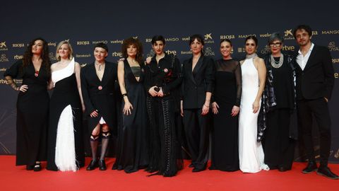 El equipo del documental 'Flores para Antonio', con Alba Flores en el centro