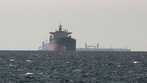Imagen de dos barcos en el estrecho de Ormuz.