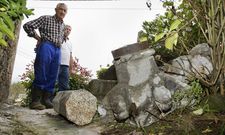 Dos vecinos ayer por la tarde junto al conocido como Cruceiro da Escola de Tines. 