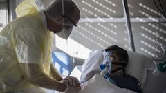 Un paciente de covid-19 en un hospital en la localidad francesa de Bagnolet, cerca de Par�s.