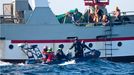 Inspectores de pesca controlando a un arrastrero en el mar (foto de archivo)