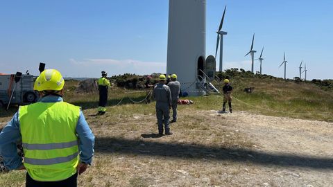 Simulacro de rescate en el parque e�lico Touri��n IV, en Monfero, Aranga e Irixoa.