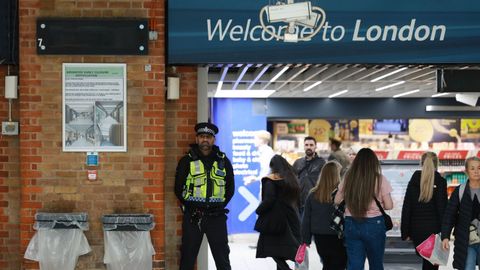 Un policía vigila una estación de tren en Londres.