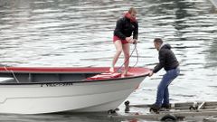Rescate de una lancha en apuros en Ribeira