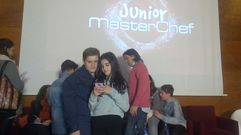 La ganadora grabando un v�deo para sus redes sociales con el resto de participantes detr�s