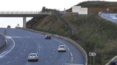 Carteles del Ministerio de Fomento en el enlace de la AP-9 con el Gaias y que Feijoo puso este martes como mal ejemplo de integraci�n en el paisaje