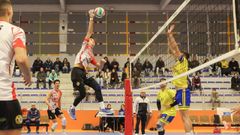 Fran Garea en un ataque del Volei Dumbr�a esta temporada