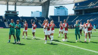 Las jugadoras de As Celtas saludan a la afici�n a la conlusi�n del partido de Oporto.