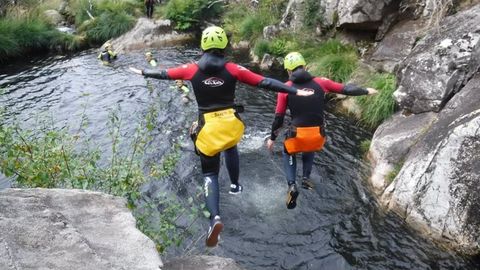 Alguna de las experiencias del equipo de Turac Aventura, encantados de descrubir todos los recovecos de los acantilados gallegos