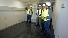 El arquitecto Alberto Jorge Camacho, del estudio Chile 15, explica al presidente de la Xunta y al gerente del �rea c�mo ser�n las habitaciones y consultas del Gran Montecelo, en Pontevedra