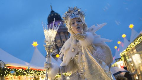 Una mujer disfrazada de reina de la nieve en un mercado navideño alemán en Berlín.